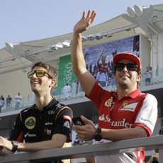 Romain Grosjean y Fernando Alonso en el drivers' parade