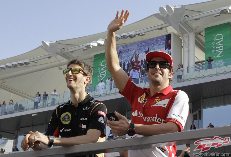 Romain Grosjean y Fernando Alonso en el drivers' parade