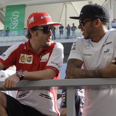 Fernando Alonso y Lewis Hamilton charlan