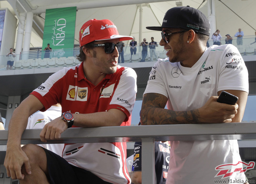 Fernando Alonso y Lewis Hamilton charlan