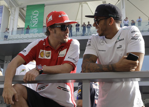 Fernando Alonso y Lewis Hamilton charlan