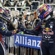 Sebastian Vettel y Mark Webber se saludan tras el GP