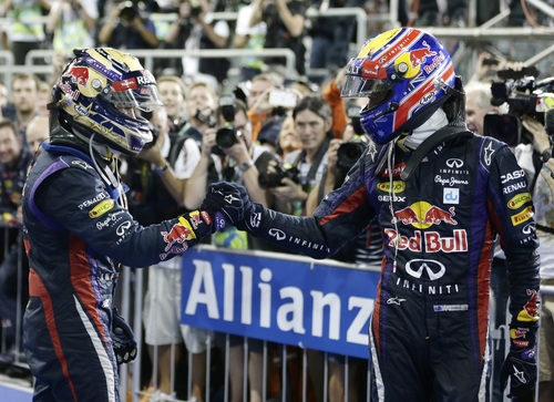 Sebastian Vettel y Mark Webber se saludan tras el GP