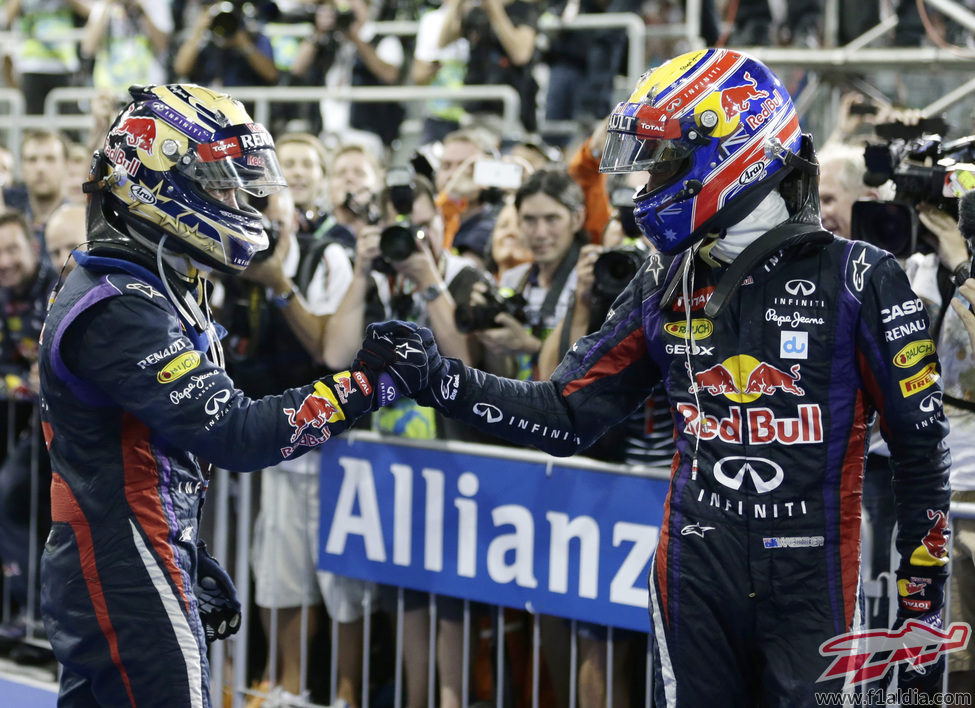 Sebastian Vettel y Mark Webber se saludan tras el GP