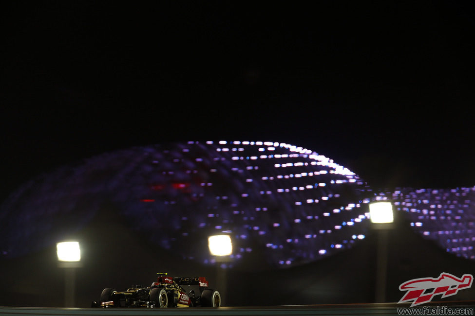 Romain Grosjean bajo la espectacular noche de Abu Dabi