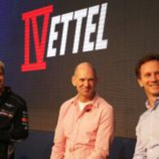 Sebastian Vettel, Adrian Newey y Christian Horner, presentes