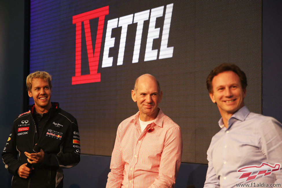 Sebastian Vettel, Adrian Newey y Christian Horner, presentes