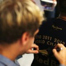 Vettel firma una camiseta conmemorativa