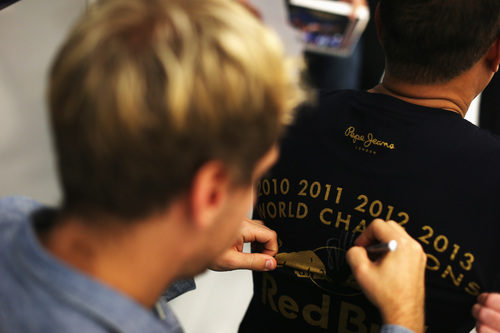 Vettel firma una camiseta conmemorativa
