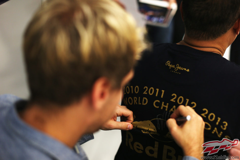 Vettel firma una camiseta conmemorativa