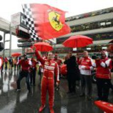 Felipe Massa ondea la bandera de Ferrari