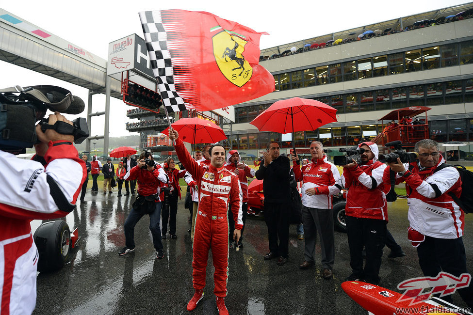 Felipe Massa ondea la bandera de Ferrari