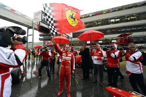 Felipe Massa ondea la bandera de Ferrari
