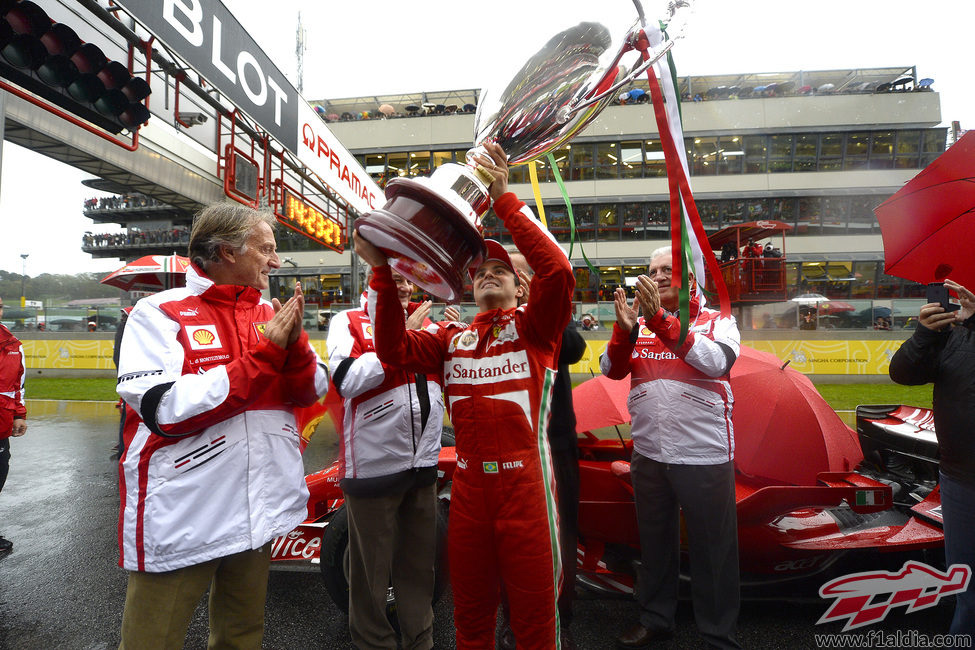 Felipe Massa ofrece el trofeo a los tifosi