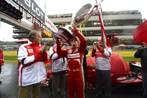 Felipe Massa ofrece el trofeo a los tifosi