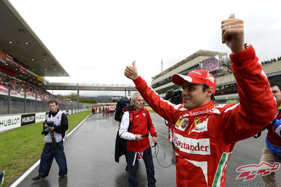 Felipe Massa mira emocionado a la grada