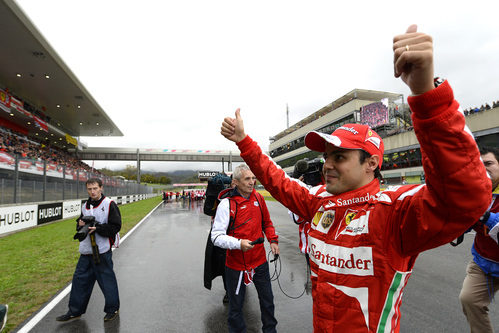 Felipe Massa mira emocionado a la grada