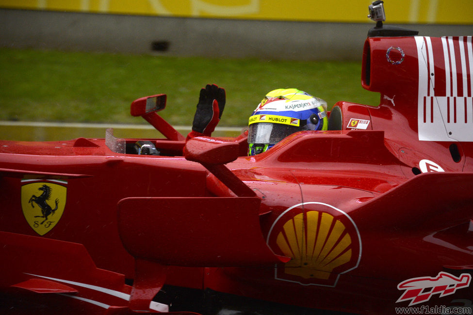 Felipe Massa saluda a los fans desde el F2008