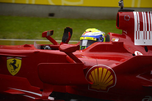 Felipe Massa saluda a los fans desde el F2008