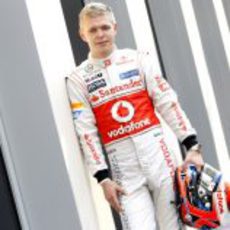 Kevin Magnussen posa como piloto McLaren