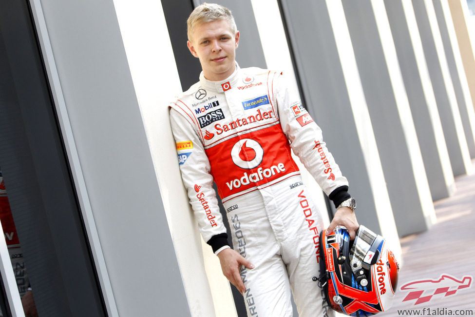 Kevin Magnussen posa como piloto McLaren