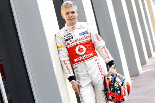 Kevin Magnussen posa como piloto McLaren