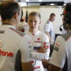 Kevin Magnussen charla con los ingenieros de McLaren