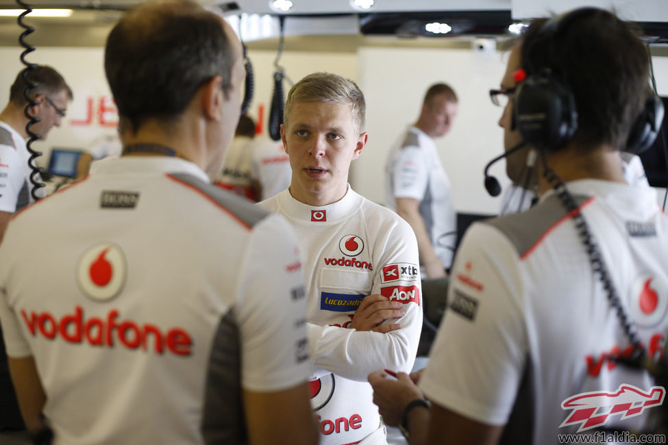 Kevin Magnussen charla con los ingenieros de McLaren