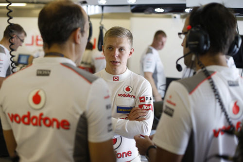 Kevin Magnussen charla con los ingenieros de McLaren