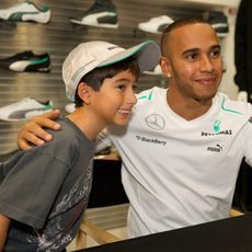 Lewis Hamilton posa con un aficionado en Estados Unidos