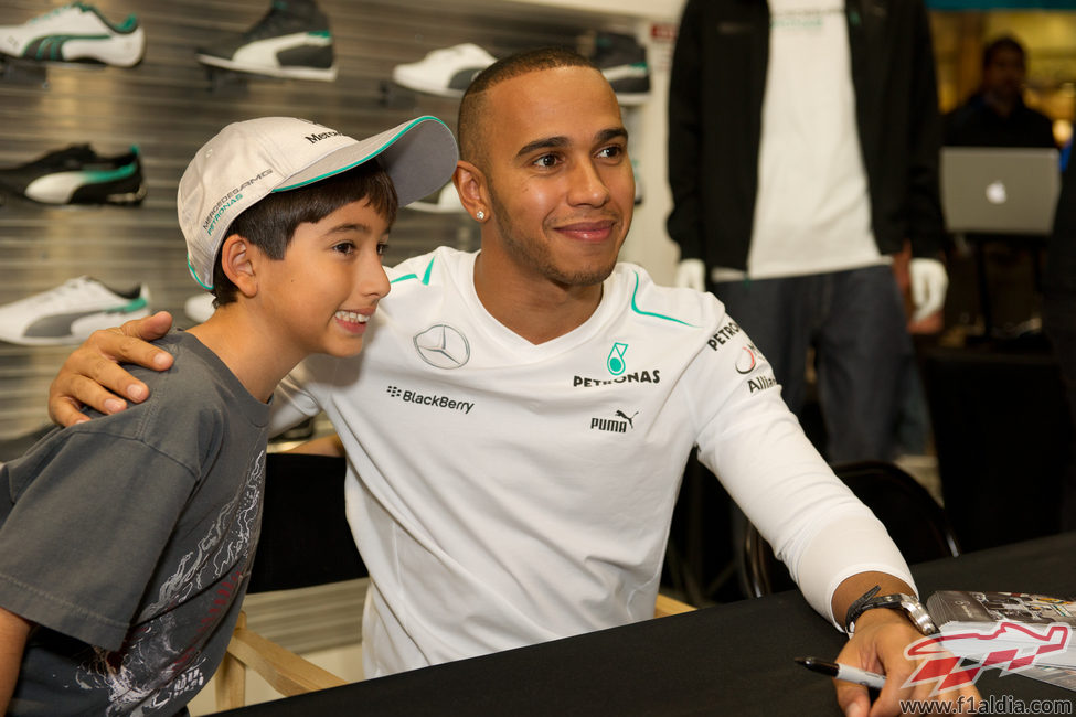 Lewis Hamilton posa con un aficionado en Estados Unidos