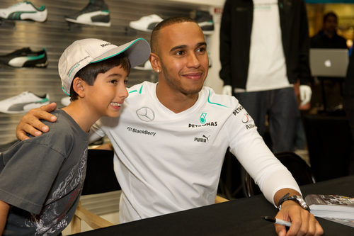 Lewis Hamilton posa con un aficionado en Estados Unidos