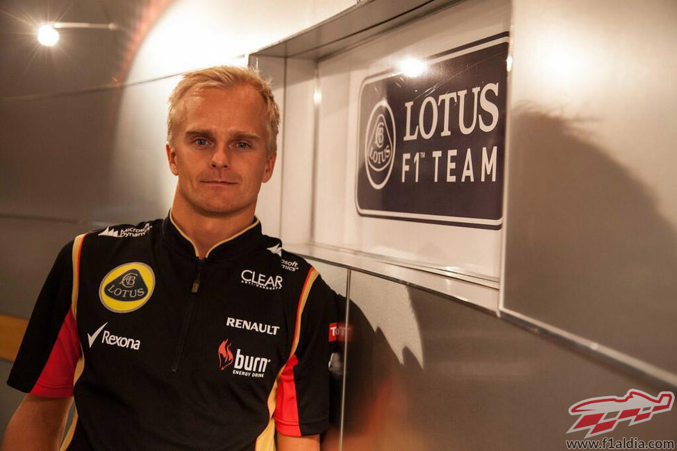 Heikki Kovalainen posando como piloto de Lotus