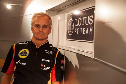 Heikki Kovalainen posando como piloto de Lotus