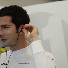 Alexander Rossi se prepara en boxes