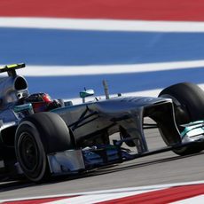 Lewis Hamilton prueba el compuesto medio