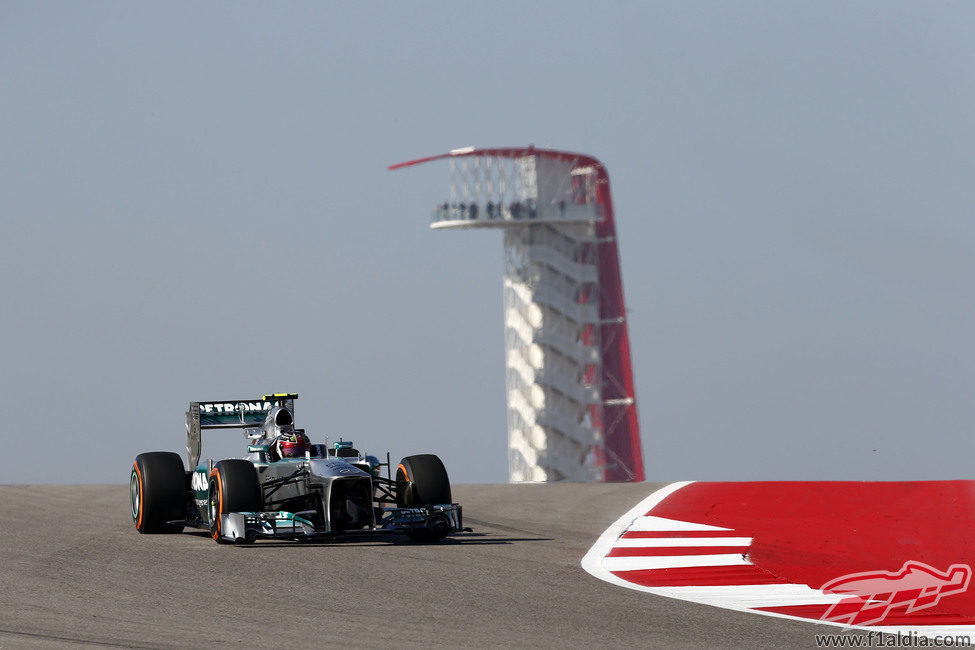 Lewis Hamilton, en los primeros metros del COTA