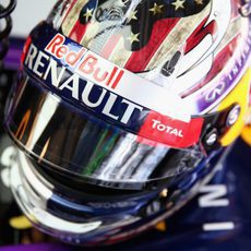 Primer plano del casco de Vettel