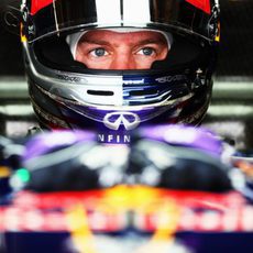 Sebastian Vettel se concentra dentro de su 'cockpit'