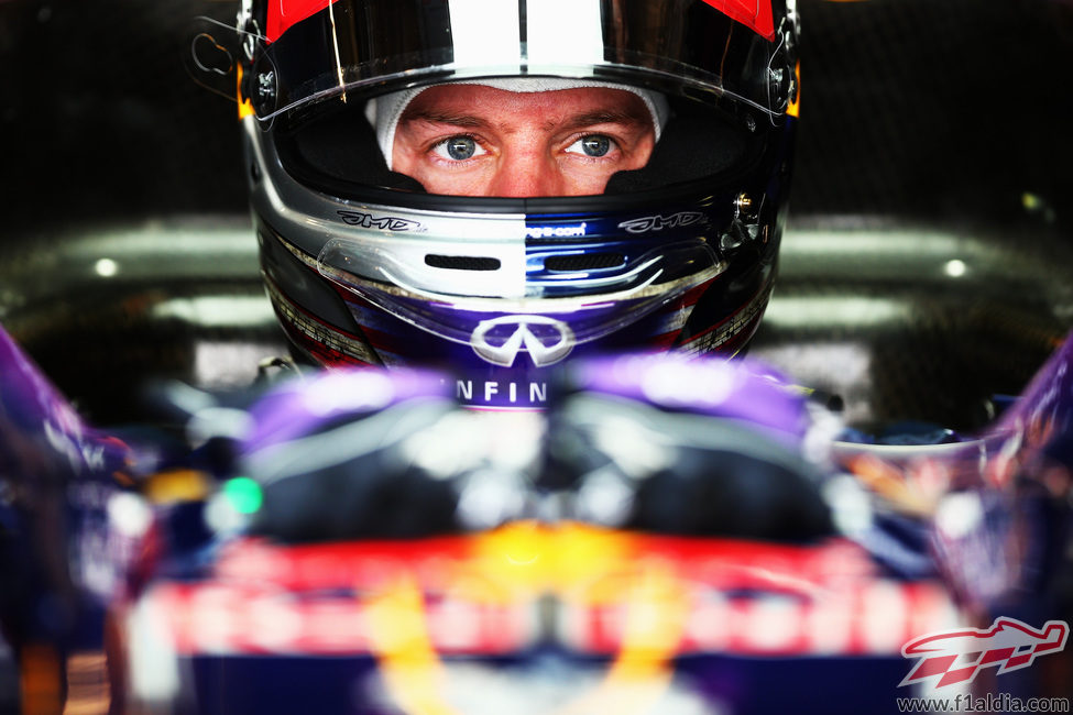 Sebastian Vettel se concentra dentro de su 'cockpit'