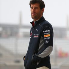 Mark Webber espera a que reanude la sesión