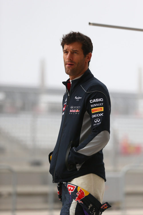 Mark Webber espera a que reanude la sesión