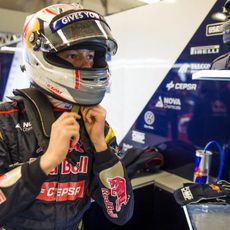 Daniil Kvyat se ajusta el casco