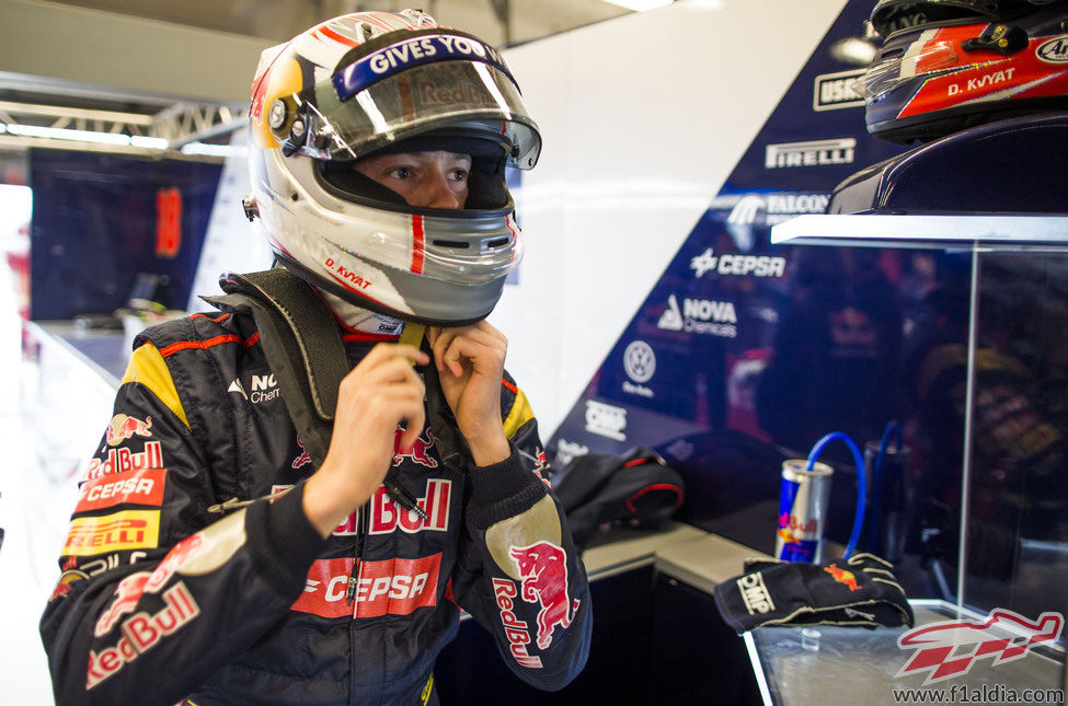 Daniil Kvyat se ajusta el casco