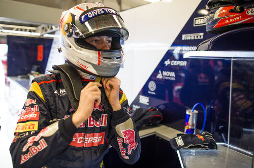 Daniil Kvyat se ajusta el casco