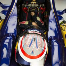 Daniil Kvyat descansa en el 'cockpit' del STR8