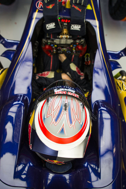 Daniil Kvyat descansa en el 'cockpit' del STR8