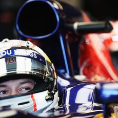 Daniil Kvyat mira a su alrededor