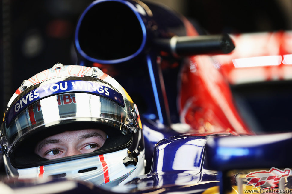 Daniil Kvyat mira a su alrededor