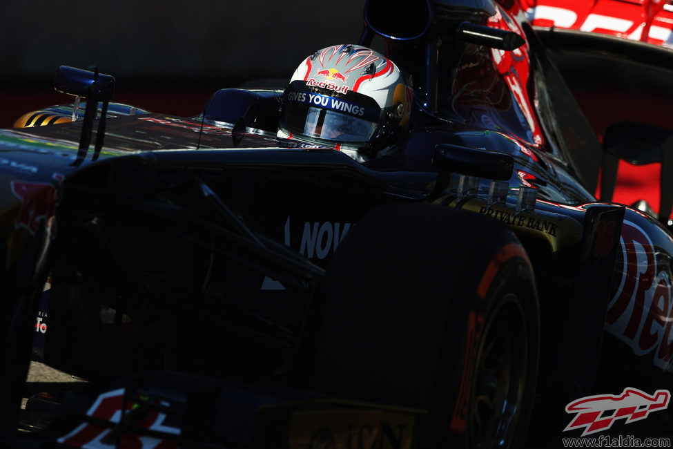 Daniil Kvyat rueda a toda velocidad con el STR8